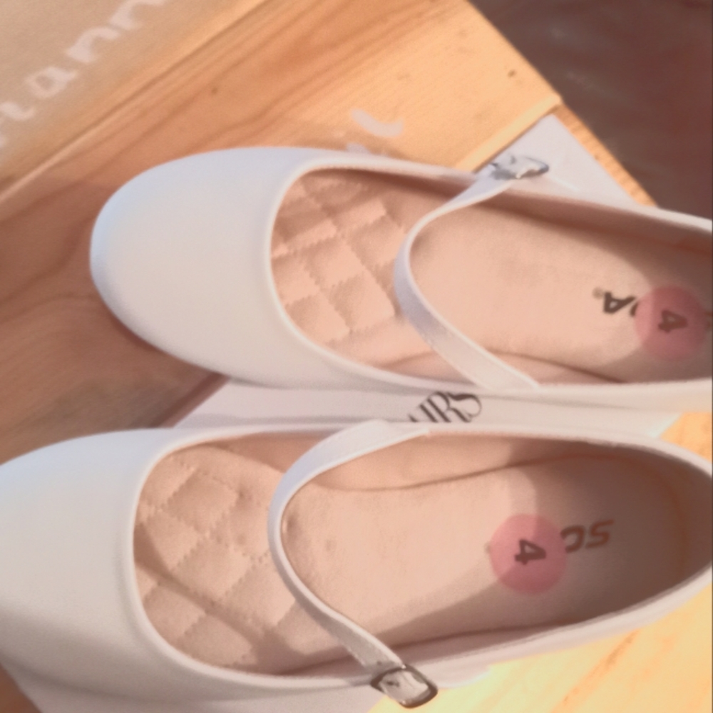 Girls size. 4 white. Mary Jane flats